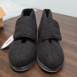 Foamtreads Size 7 Black Velcro Slippers